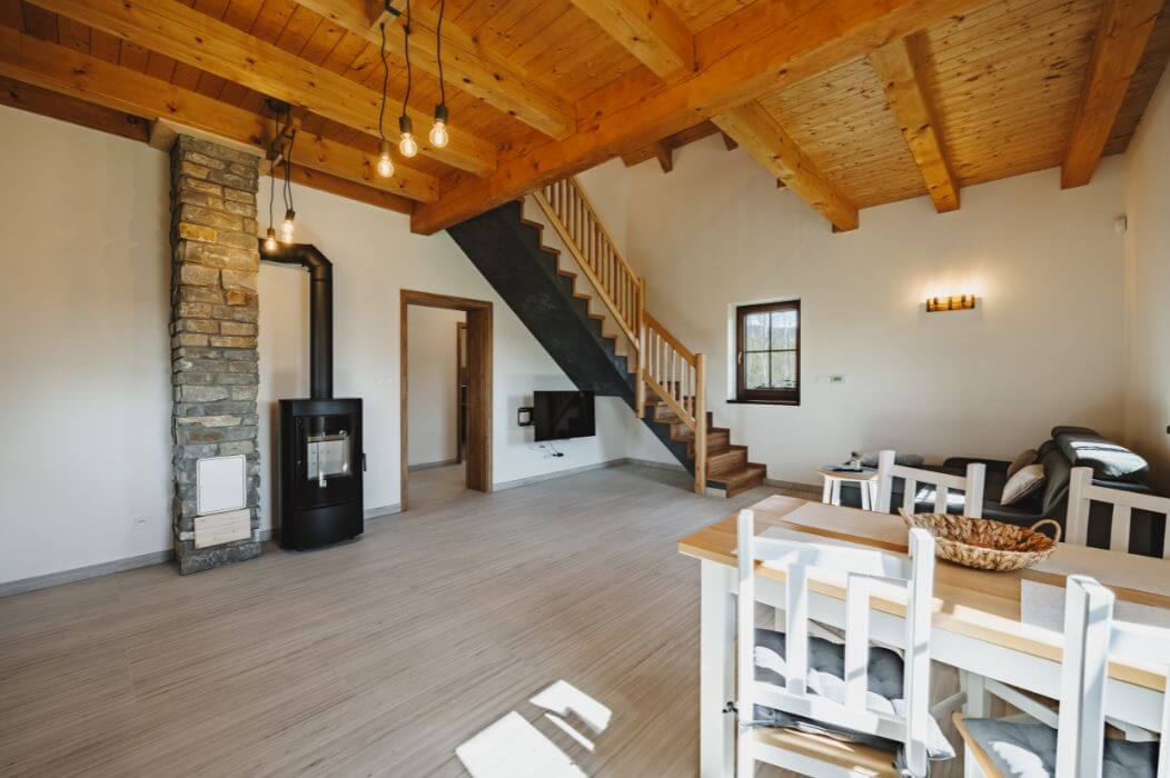 pohled na srub přes rybník